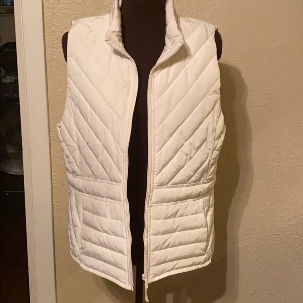 ⭐️sold⭐️ Loft white puffer vest